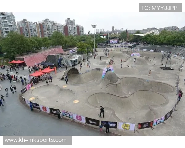 重庆滑板队在极限运动嘉年华中的默契配合展现出体育精神与团队力量 重庆滑板队在极限运动嘉年华中的默契配合展现出体育精神与团队力量